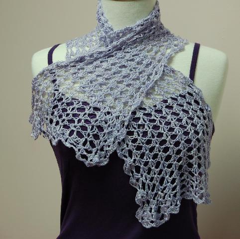 Las&apos; Infinity Scarf Knitting Pattern by Red Heart - FREE